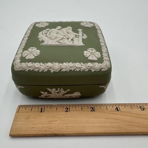 Wedgwood Jasperware Sage Green Square Lidded Trinket Box Angels Cherub Flowers - Picture 10 of 12